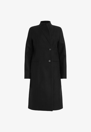 Čierny kabát vyrobený z vlnenej zmesi, má vysoký golier, dvojité zapínanie na dva gombíky a bočné vrecká. Hladká textúra, dĺžka po kolená.