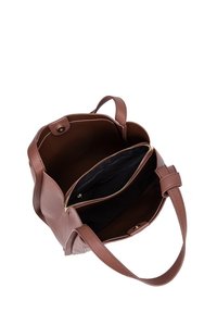 Bruine leren draagtas met een gestructureerde buitenkant. Interieur met een zwarte ritssluiting en een magnetische sluiting. Twee stevige handgrepen.