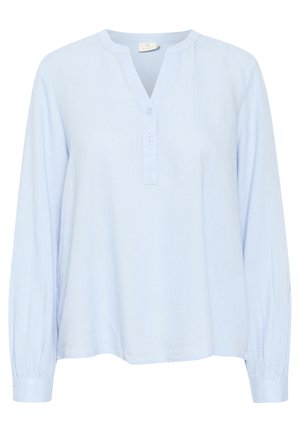 Camisa de manga larga azul claro en tejido suave, con escote tipo henley, tres botones y puños fruncidos para un detalle adicional.