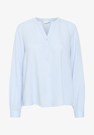 Svetlo modra srajca z dolgimi rokavi iz mehke tkanine s henley ovratnikom, tremi gumbi in nabranimi manšeti za dodaten detajl.