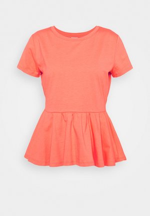 Korallenfarbenes Damenoberteil mit kurzen Ärmeln, rundem Ausschnitt und ausgestelltem Peplum-Saum, aus weichem Stoff gefertigt.