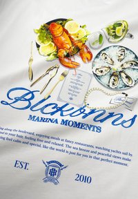 Witte stof met een kleurrijke print van een kreeft, oesters en een menu, met blauwe tekst die het merk "Blckønn's Marina Moments" beschrijft.