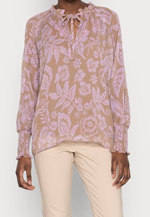 Blusa de manga larga en beige con patrón floral en rosa, con un escote fruncido y detalle de lazo y puños con elástico.