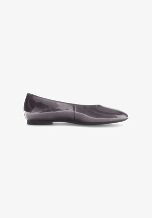 Lila Lackleder-Ballettschuh mit spitzem Zeh, minimalistischem Design, flacher Sohle und glatter Textur. Verfügt über einen niedrigen Absatz und keine Verzierungen.