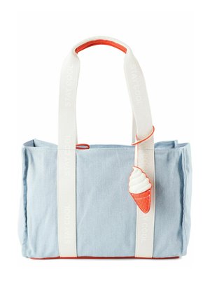 Hellblauer Tragetasche mit weißen Griffen, geprägt mit "STAY COOL" und einem angebrachten rot-weißen Eistüten-Anhänger.