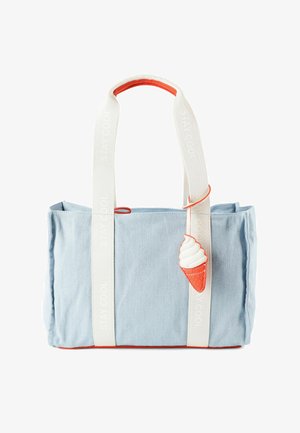 Sac fourre-tout bleu clair avec des poignées blanches embossées du texte "STAY COOL" et un charm en forme de cornet de glace rouge et blanc attaché.