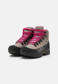 Graue Wanderschuhe mit schwarzen Gummisohlen, rosa Schnürsenkeln und Metallösen. Hergestellt aus Wildleder und entworfen für Langlebigkeit und Unterstützung.