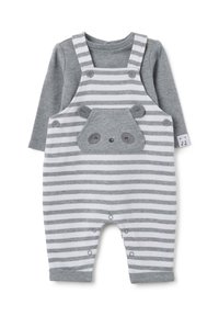 Overol a rayas grises con una camiseta de manga larga gris debajo. Presenta un bolsillo con cara de panda en la parte frontal y cierres de presión en las piernas.