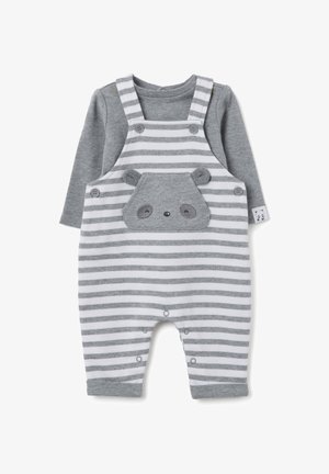 Grijs gestreepte overall met daaronder een grijze lange mouwen shirt. Beschikt over een panda gezicht zak aan de voorkant en drukknoopsluitingen bij de benen.