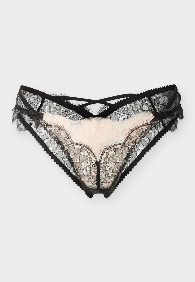 Μαύρο δαντελένιο εσώρουχο σε στυλ μπικίνι με λουλουδάτα σχέδια, μικρούς φιόγκους στα πλαϊνά και μπεζ εσωτερική στρώση, απεικονισμένο σε απλό φόντο.