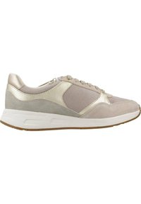 Baskets de sport avec une tige en mesh beige clair, accents métalliques et semelle en caoutchouc. Présentent un devant lacé et un design à bout arrondi.
