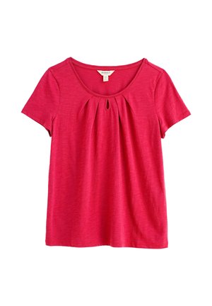 Tricou roz aprins cu mâneci scurte, decolteu rotund, deschizătură mică tip cheie și pliseuri în față, așezat pe o suprafață albă.