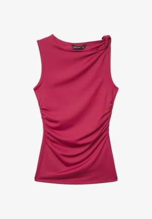 Top aderente senza maniche color magenta con fianchi arricciati e un dettaglio a nodo intrecciato sulla scollatura della spalla destra.