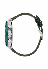 Ceas cu carcasă din oțel inoxidabil argintiu, bezel verde, brățară din cauciuc verde și accente argintii. Prezintă butoane de apăsare și suprafețe texturate.