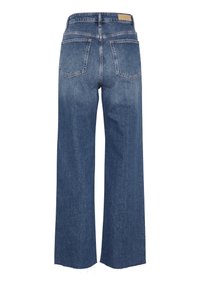 Jeans de mezclilla de pernera ancha en azul medio con dobladillo sin acabar, que cuentan con dos bolsillos traseros y una etiqueta beige en la cinturilla.