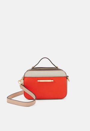 Borsa a tracolla compatta con un fondo rosso vivace, parte superiore grigia chiara e hardware dorato. Include una tracolla rimovibile e una maniglia superiore.