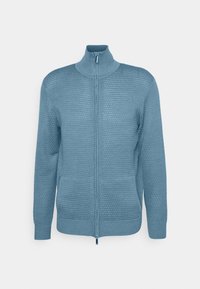Maglione blu con cerniera, lavorato a maglia con collo alto, caratterizzato da un motivo testurizzato e da polsini e bordo a coste. La cerniera ha un cursore blu coordinato.