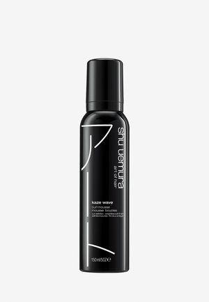Zwarte cilindervormige fles van Shu Uemura Kaze Wave krulmousse, 150 ml, met witte tekst en minimalistisch grafisch ontwerp aan de voorkant.