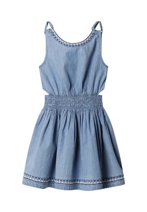 Vestido de mezclilla con cintura fruncida, color azul claro, tirantes finos y bordado decorativo a lo largo del escote y el dobladillo.