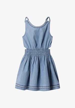 Vestido de mezclilla con cintura fruncida, color azul claro, tirantes finos y bordado decorativo a lo largo del escote y el dobladillo.