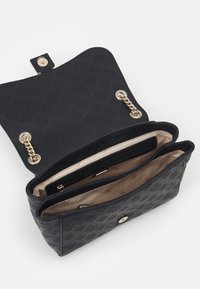 Svart texturerad plånbok med präglat logomönster, guldfärgad hårdvara och magnetisk knäppning. Har flera fack och en beige inredning.