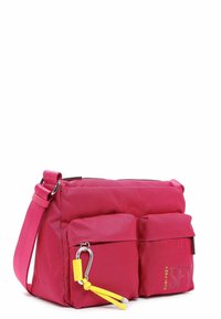Sac bandoulière compact rose avec deux poches avant, fermeture éclair argentée et clip carabiner décoratif jaune sur une poche.