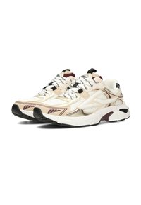 Coppia di scarpe da ginnastica atletiche beige e bianche con accenti neri e marrone scuro, pannelli in mesh e suole spesse e ammortizzate su sfondo bianco.