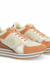 Baskets en maille beige avec des accents en daim orange, bout arrondi et semelle superposée marron clair. Présente des coutures tonales et un détail de logo.