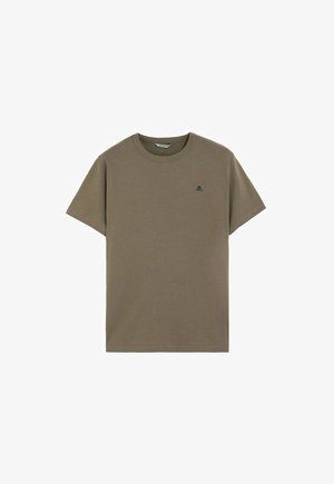 Kortærmet, olivengrøn t-shirt med rund halsudskæring og et lille mørkt logo på venstre bryst, vist på en ensfarvet hvid baggrund.