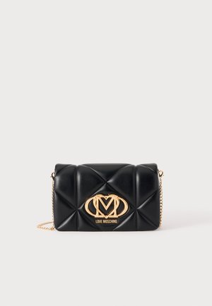 Fekete steppelt bőrtáska arany láncos pánttal és nagy arany Love Moschino logóval az elején.