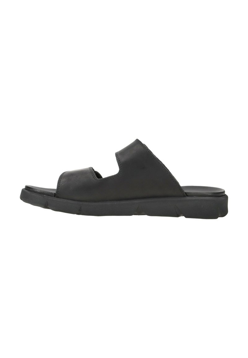 Sandales en cuir noir avec une semelle plate, design ouvert au niveau des orteils, et deux larges sangles sur le cou-de-pied. Surface texturée avec des accents minimalistes.