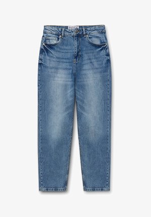 Jeans de mezclilla azul claro con un corte relajado. Diseño de cinco bolsillos, textura ligeramente deslavada y corte recto. Etiqueta visible en la cinturilla.