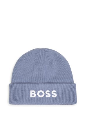 Bonnet tricoté bleu clair avec revers plié et lettres blanches en gras épelant "BOSS" à l'avant.
