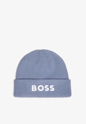 Bonnet tricoté bleu clair avec revers plié et lettres blanches en gras épelant "BOSS" à l'avant.