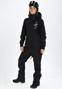 Czarny kombinezon narciarski z zamkiem z przodu, regulowanym kapturem i bocznymi zamkami do wentylacji. Zawiera ukośny detal logo.