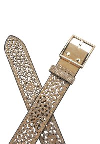 Cinturón de cuero marrón claro con un intrincado diseño de recortes. Presenta una hebilla dorada y acentos de tachuelas, aportando textura y detalle.
