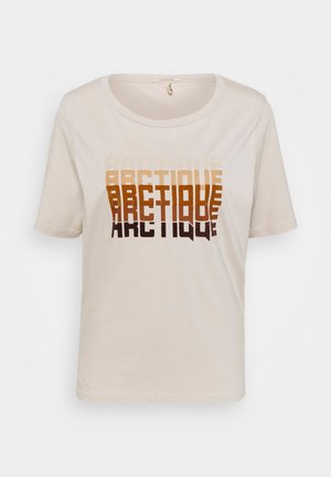 Beige T-shirt met korte mouwen en gelaagde tekst "ARCTIQUE" in bruine tinten op de borst.