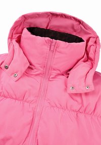 Ružová prešívaná bunda s vysokým golierom, odnímateľnou kapucňou upevnenou striebornými patentkami a stredovým zipsom.