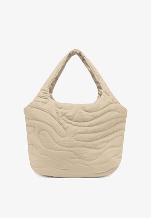 Sac cabas matelassé beige avec une texture ondulée ; matériau doux et durable, et une sangle d'épaule arrondie pour un transport facile.