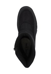 Stivale alla caviglia nero con tomaia in tessuto morbido, pannelli laterali elastici e suola in gomma resistente. Design semplice con dettagli e marchi minimi.