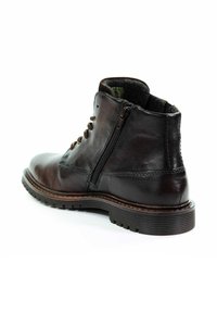 Stivale alla caviglia in pelle marrone con punta rotonda, zip laterale e lacci. Finitura texturizzata e suola in gomma robusta con scanalature.
