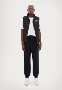 EA7 Emporio Armani PANTALONI - Treniņtērpa apakšdaļas - black