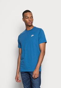Nike Sportswear CLUB TEE - T-shirt básica - marina blue