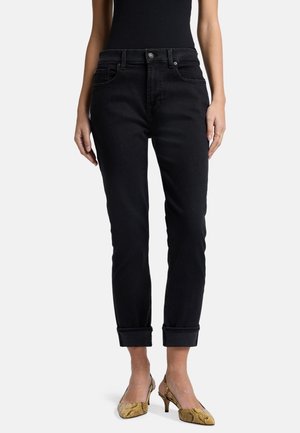 Jean en denim noir avec une taille haute, coupe slim et ourlets roulés. Dispose de deux poches avant et d'une fermeture à un bouton.