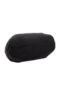 Sac en tissu noir doux montré par le dessous avec des coutures visibles et des bords arrondis. Aucun autre objet ni détail de fond.