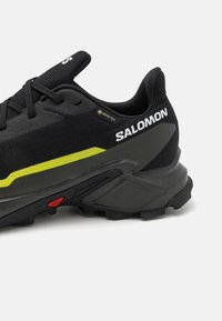 Salomon ALPHACROSS 5 GTX - Chaussures de running - black/peat/sulphur spring