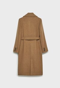Long manteau en laine camel brun avec une ceinture au dos et trois boutons noirs sur chaque poignet de manche, vu de dos.
