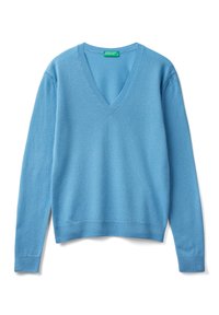 Vaaleansininen v-aukkoinen neulepaita pehmeästä kankaasta; siinä on pitkät hihat, resorireunukset hihansuissa ja helmassa. Selkeä muotoilu ilman kuvioita tai korostuksia.