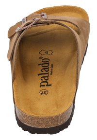 Bruine suède instapsandalen met kurken voetbed, zwarte rubberen zool, verstelbare band en geperst logo. Zachte textuur, open teen ontwerp.
