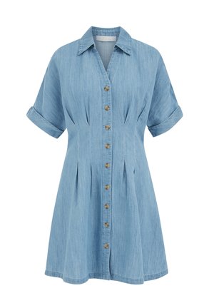 Lyseblå denimkjole med korte ærmer, krave, skjult knaplukning foran, op rullede manchetter, plisseret talje og en A-formet nederdel.